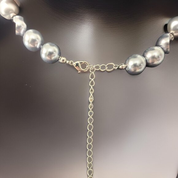 Contemporary Style Vintage Lobster Claw Metallic Pearl Necklace - Picture 4 of 4
